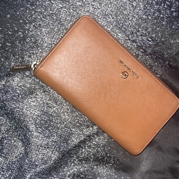 Nice Michael Kors Brown Saffiano Leather Zip Around Wallet! - Picture 1 of 14